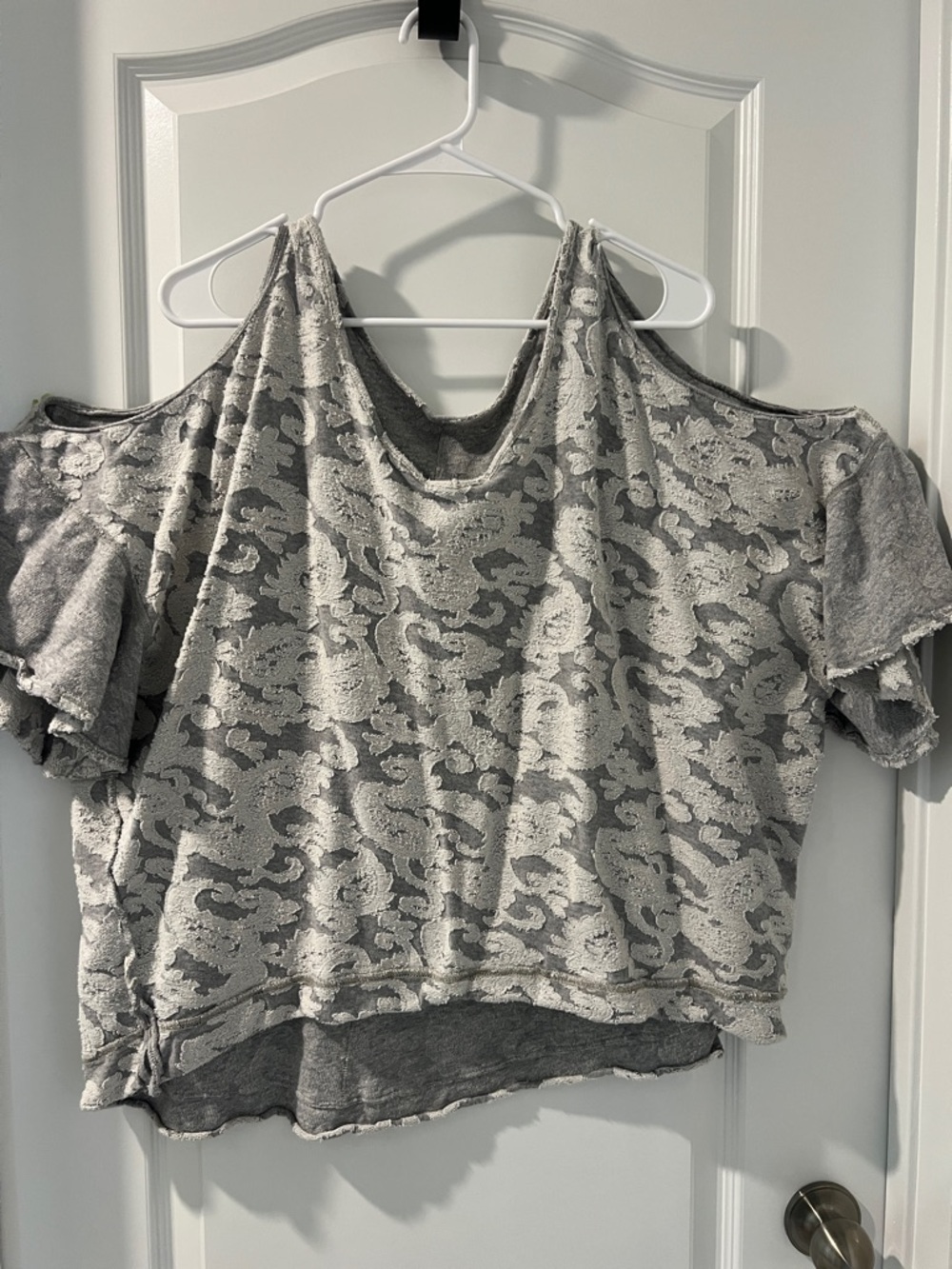 Cold-Shoulder Short Sleeve Women's Top in Light Gray Floral Jacquard